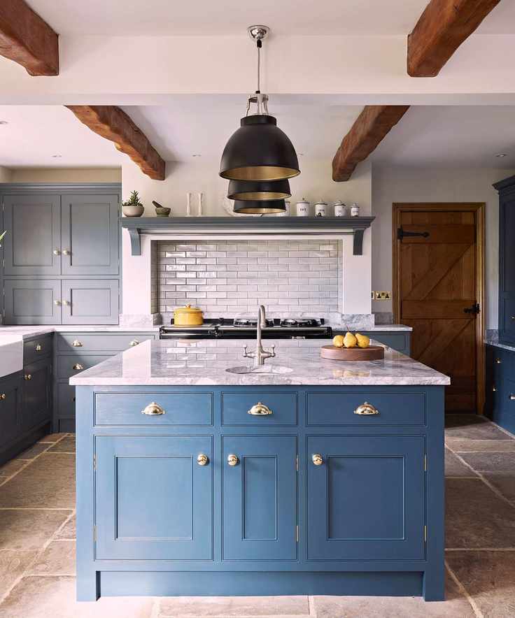 Farmhouse-kitchen-lighting-ideas--6-The-Secret-Drawer_Nicholas-Yarsley