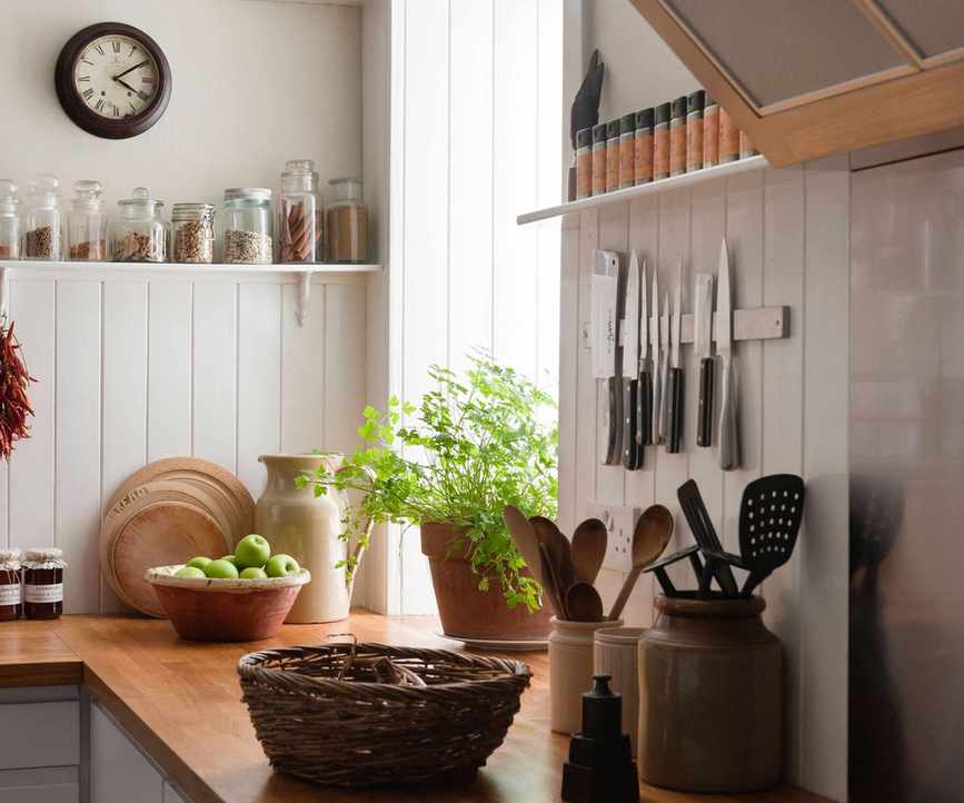 DYP05M kitchen knives on a magnetic strip on a wall