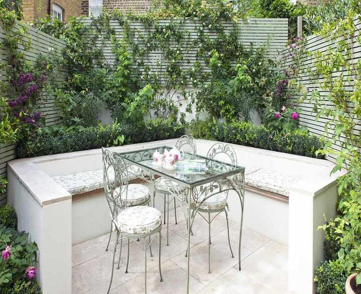 Patio area surrounded by horizontal trellis