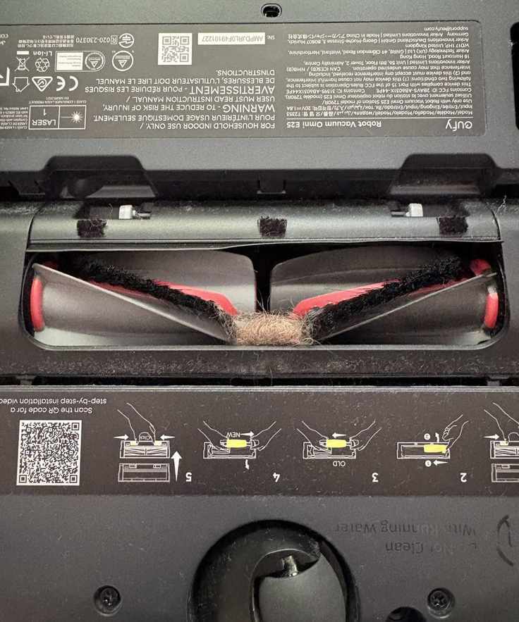 The eufy Omni E25 dual brushes prevent hair getting tangled