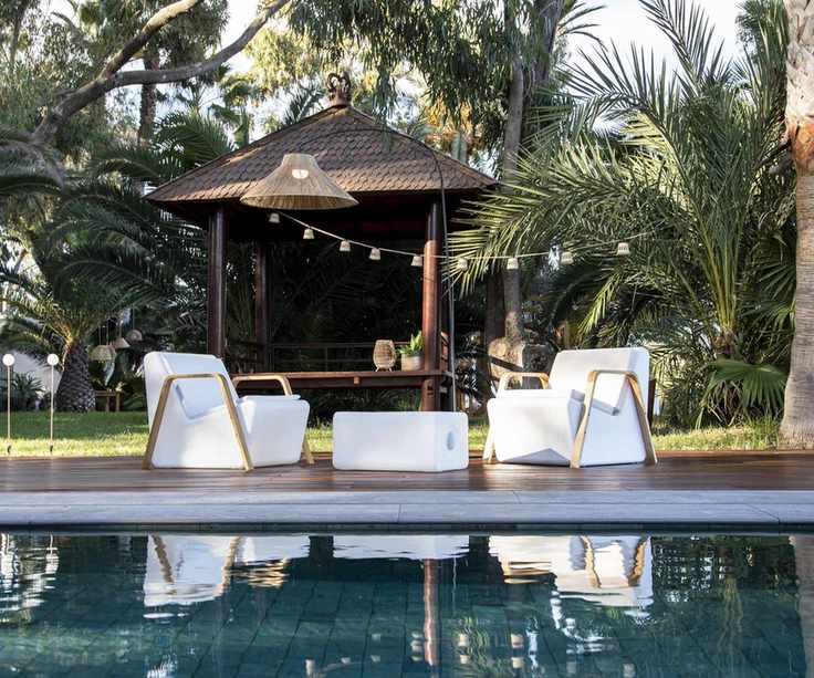 TARIDA patio furniture by a pool