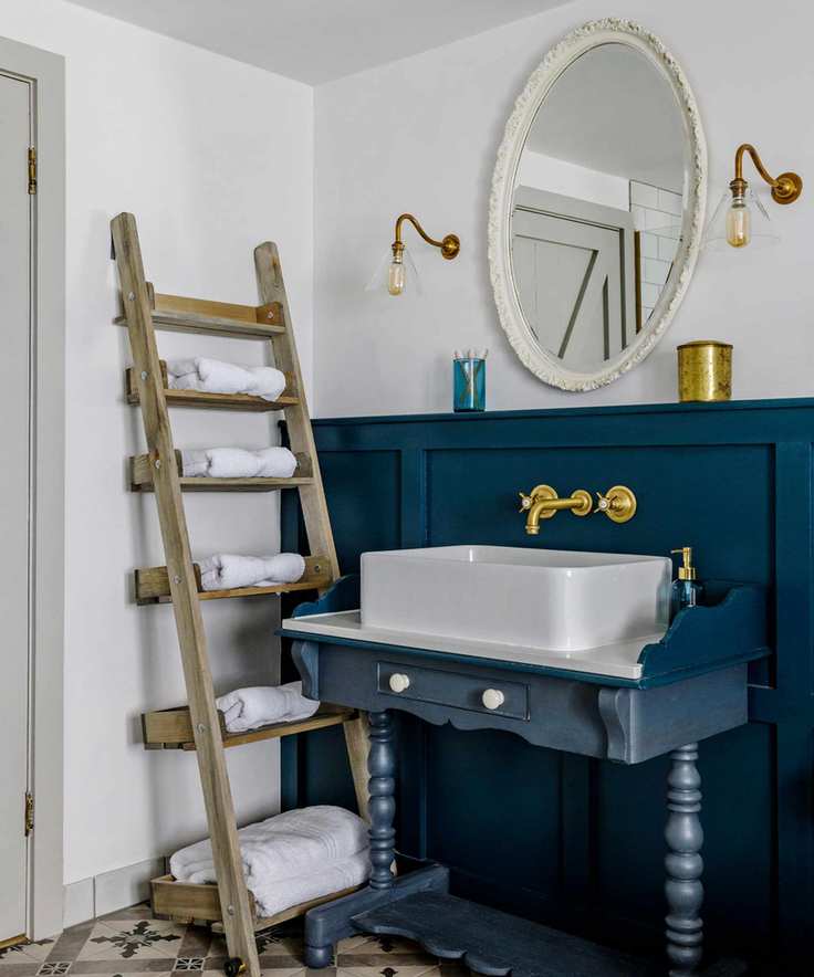 Traditional country style bathroom with blue painted paneling