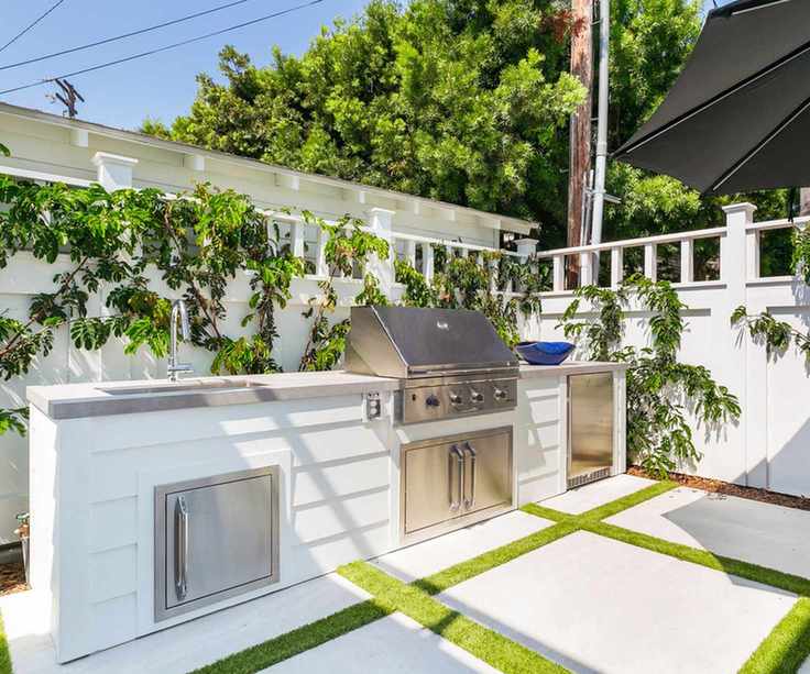 contemporary outdoor kitchen and patio