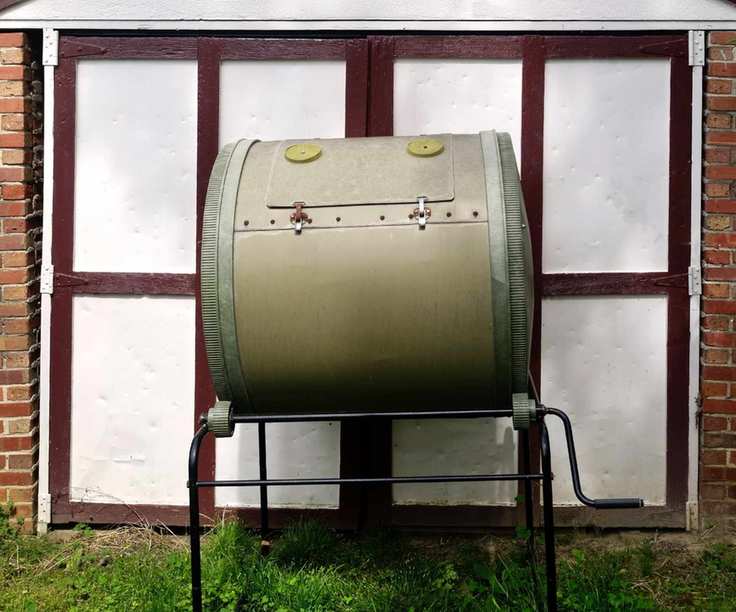 Tumbling compost bin
