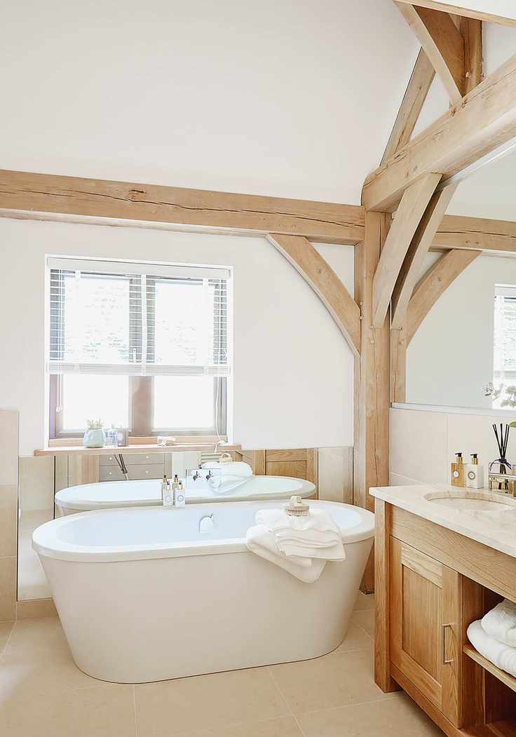 Neutral Venetian blind in a bathroom