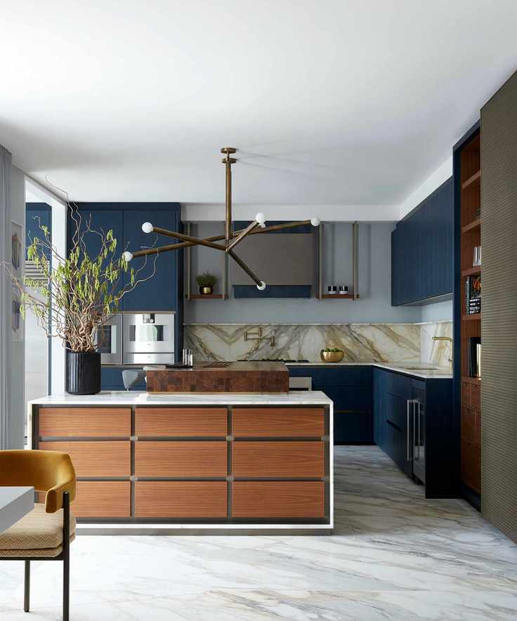 Kitchen with island and dramatic splashback