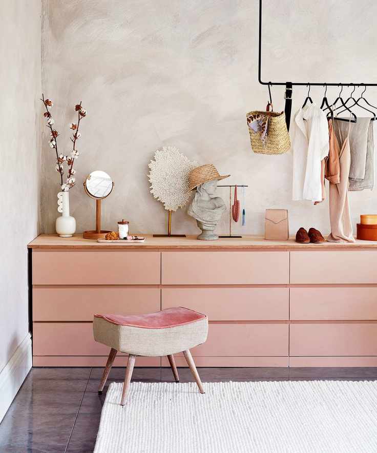 Pink bedroom ideas with pink dressing area