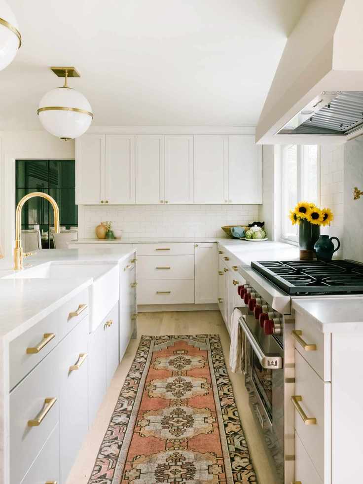 Kitchen in white with L-shape