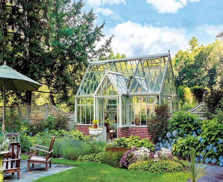 Top Crops to Cultivate in Your Greenhouse for a Bountiful Harvest