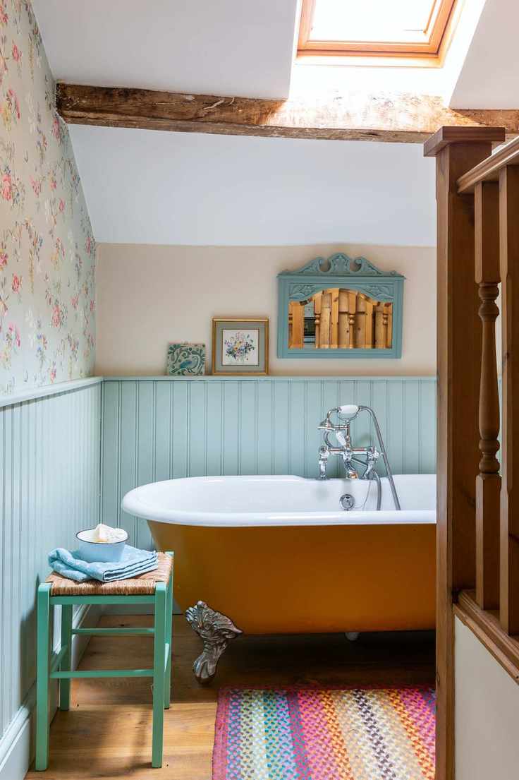 orange bath with striped rug