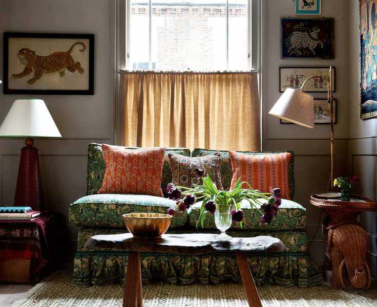 Small room ideas with central table and area rug