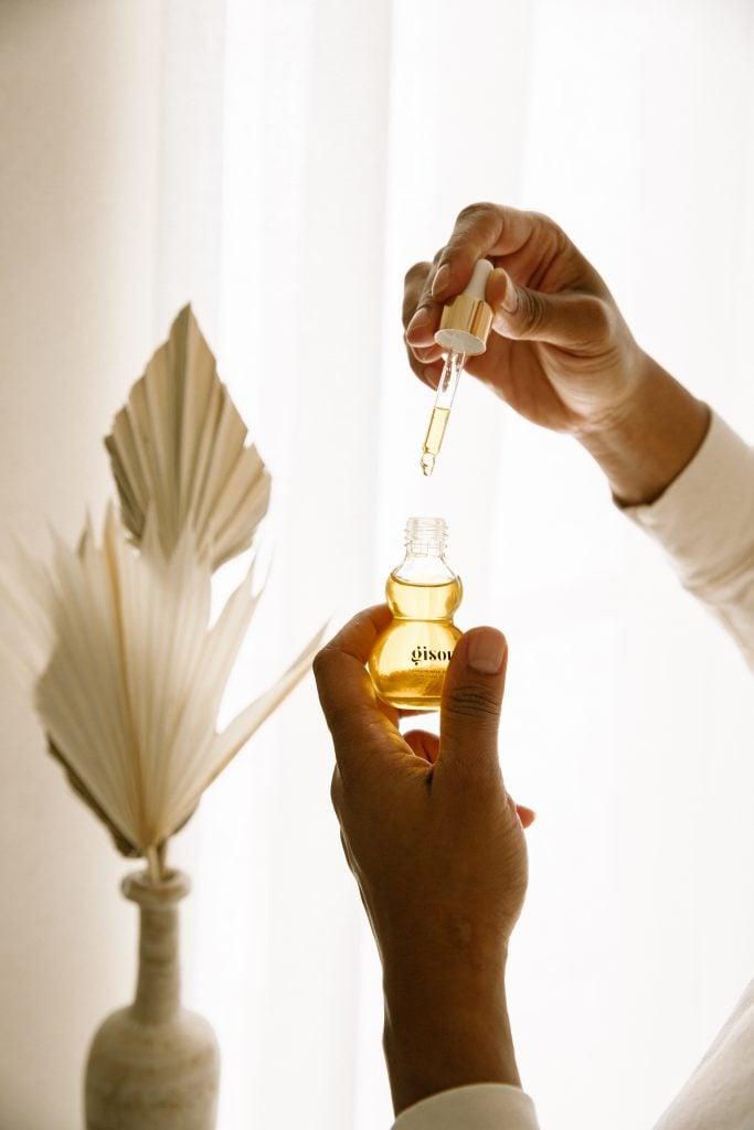 woman using face oil_tamanu oil for skin