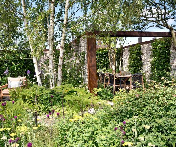 courtyard garden with separate dining area