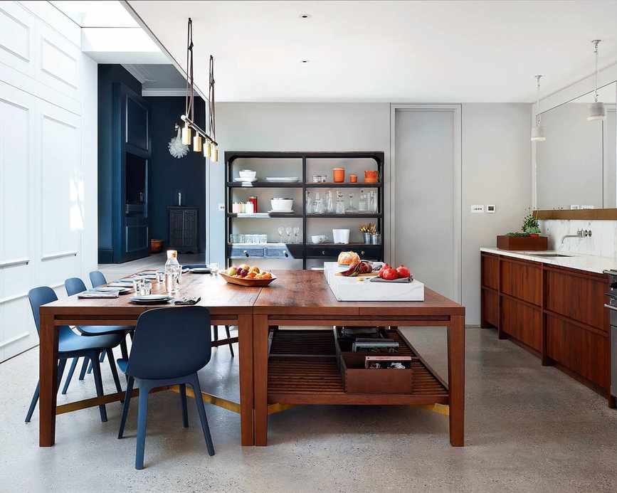 Kitchen with large island