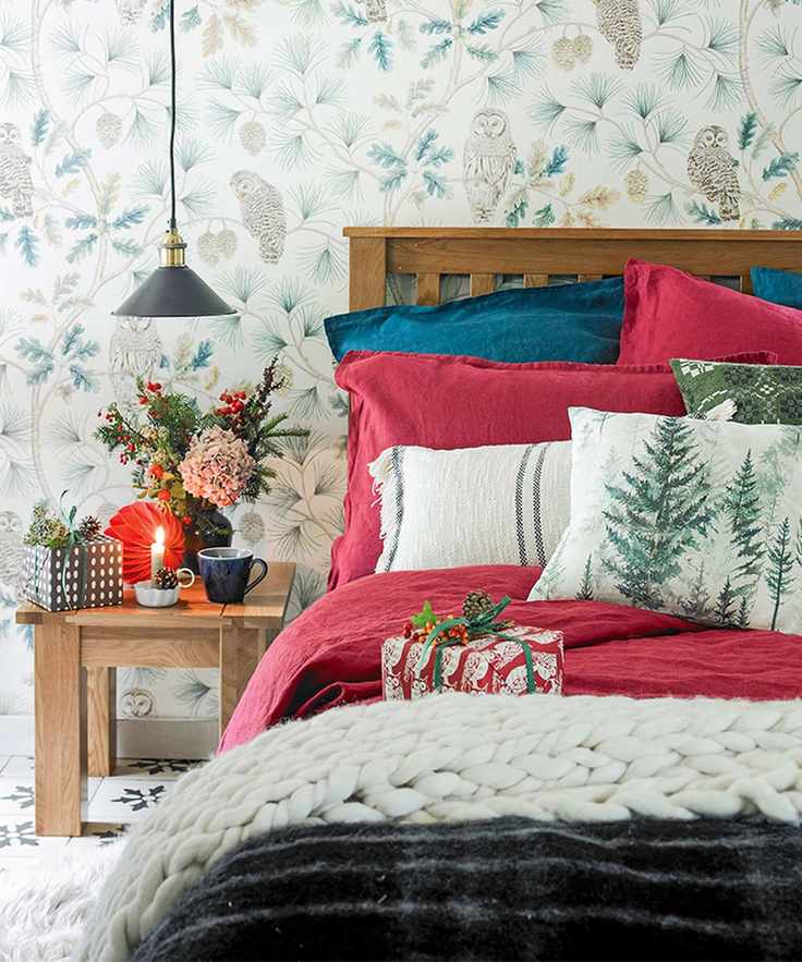 Christmas bedroom decor ideas with red and green bedlinen