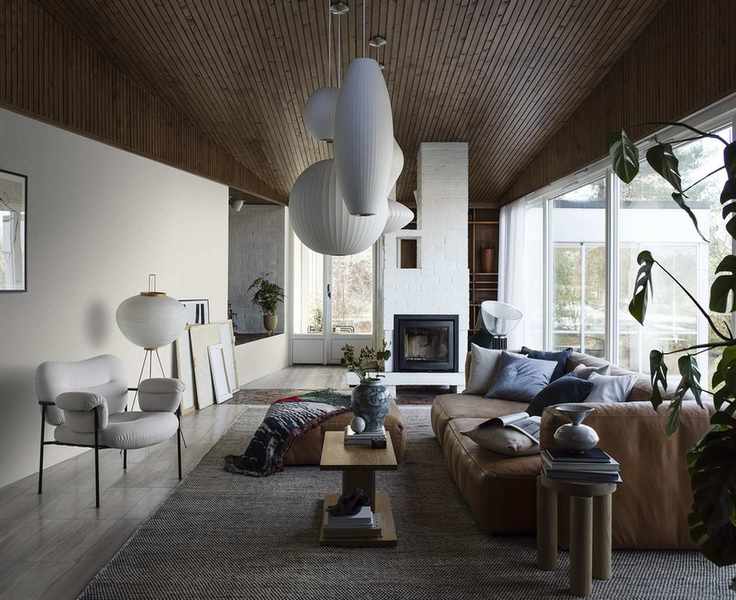 Scandinavian living room with wallpaper by Boråstapeter