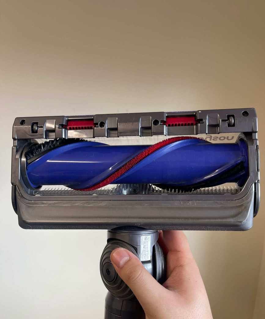 Dyson V15 Detect with no hair wrapped around the brushroll