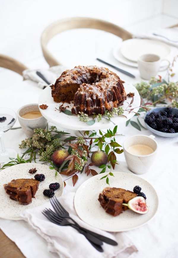 Monochromatic table setting