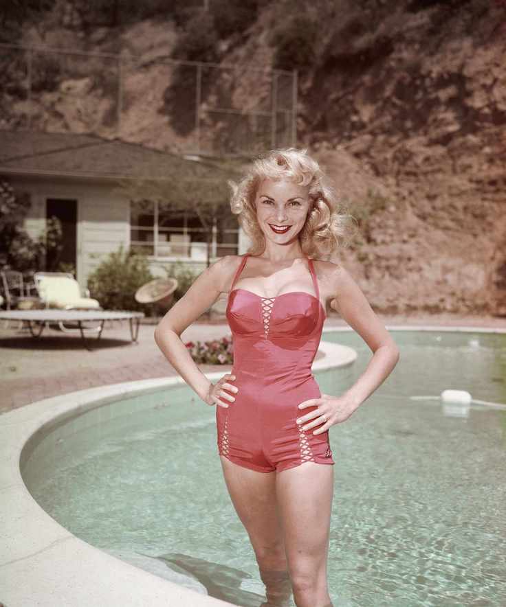 janet leigh at her pool in California