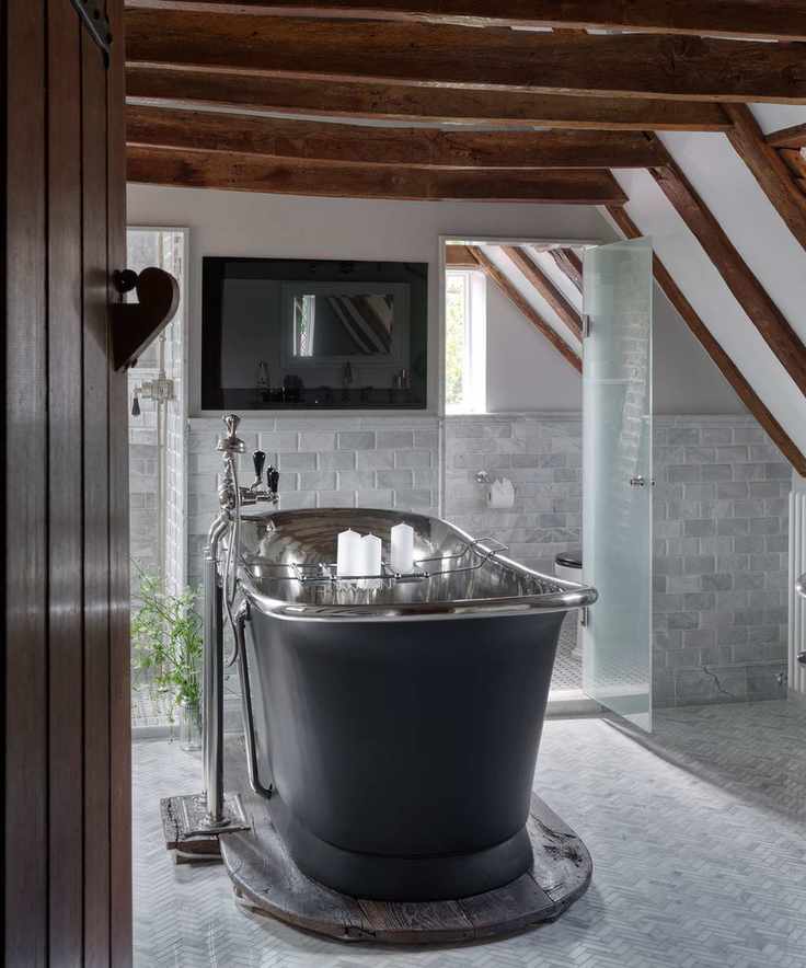 Rustic bathroom with wood beams, TV and tiled floor