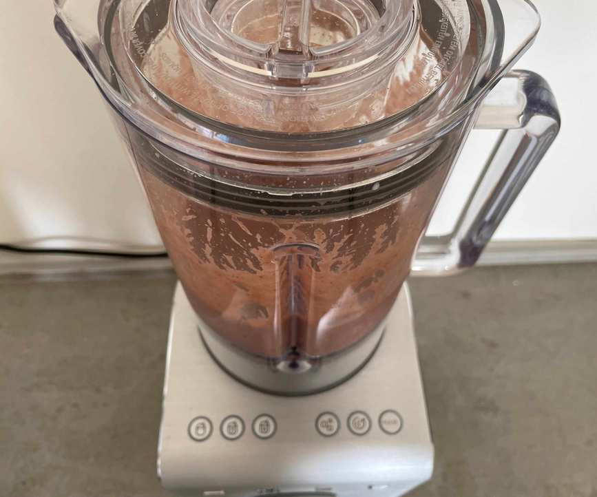 Smeg Professional Blender making smoothie