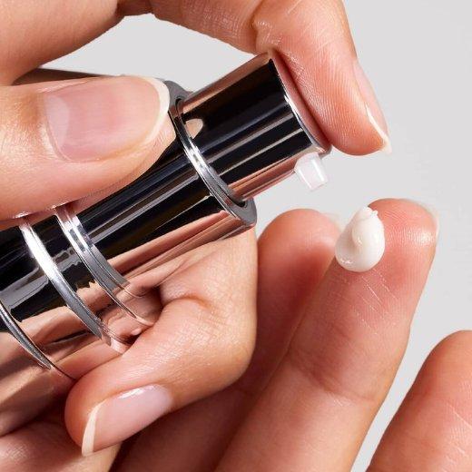 Image of Daily Dynamic Hydrator being applied on the finger