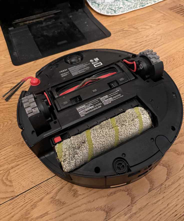The bottom of the Yeedi S20 Infinity after mopping test on wooden floor.
