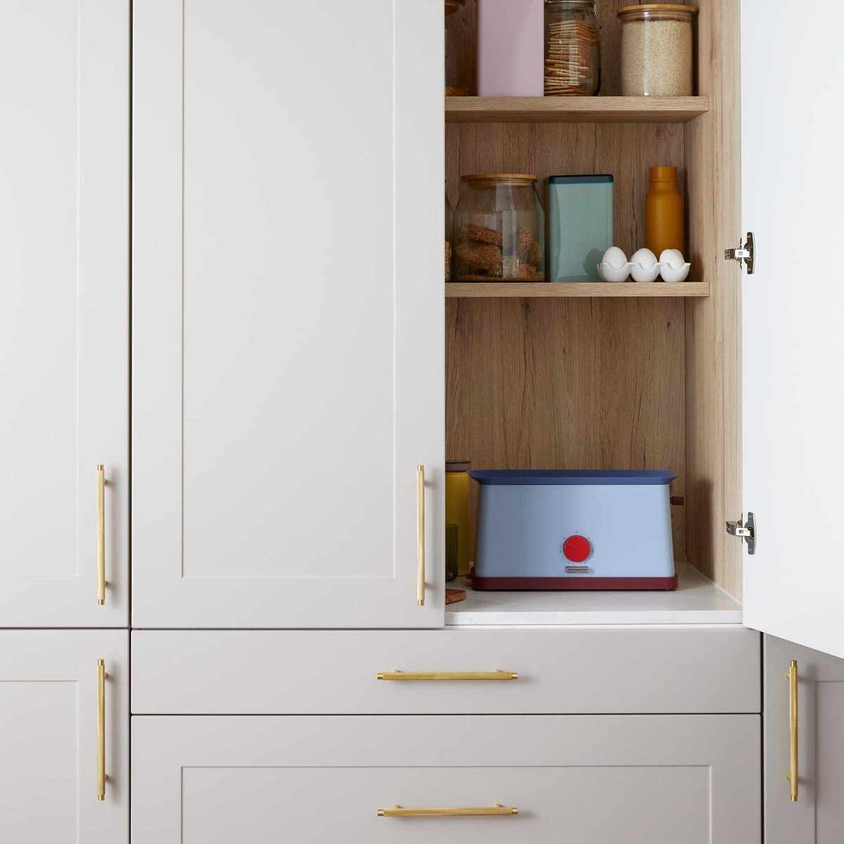 Kitchen cabinet handles on neutral cabinets