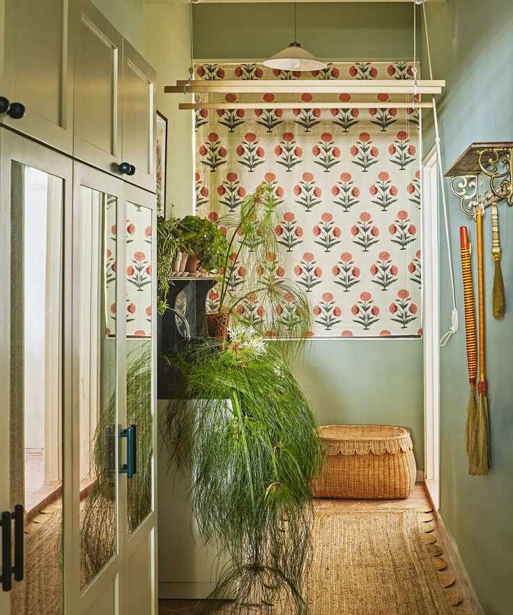Flower blind, wicker rug and box