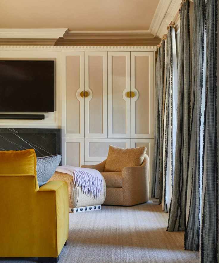 Neutral living room with build in floor to ceiling storage