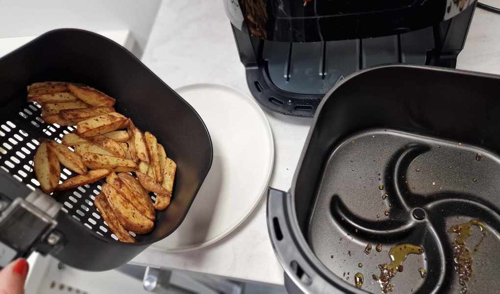Oil dripped away from the air fryer basket in the Philips Essential Air Fryer XL