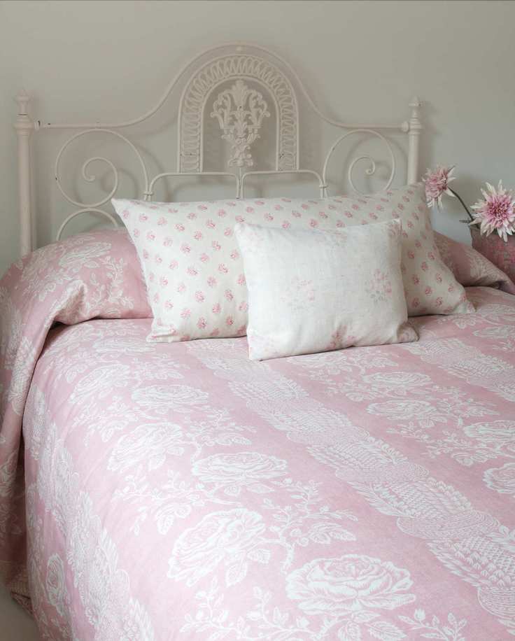Cottage bedroom in pink hues