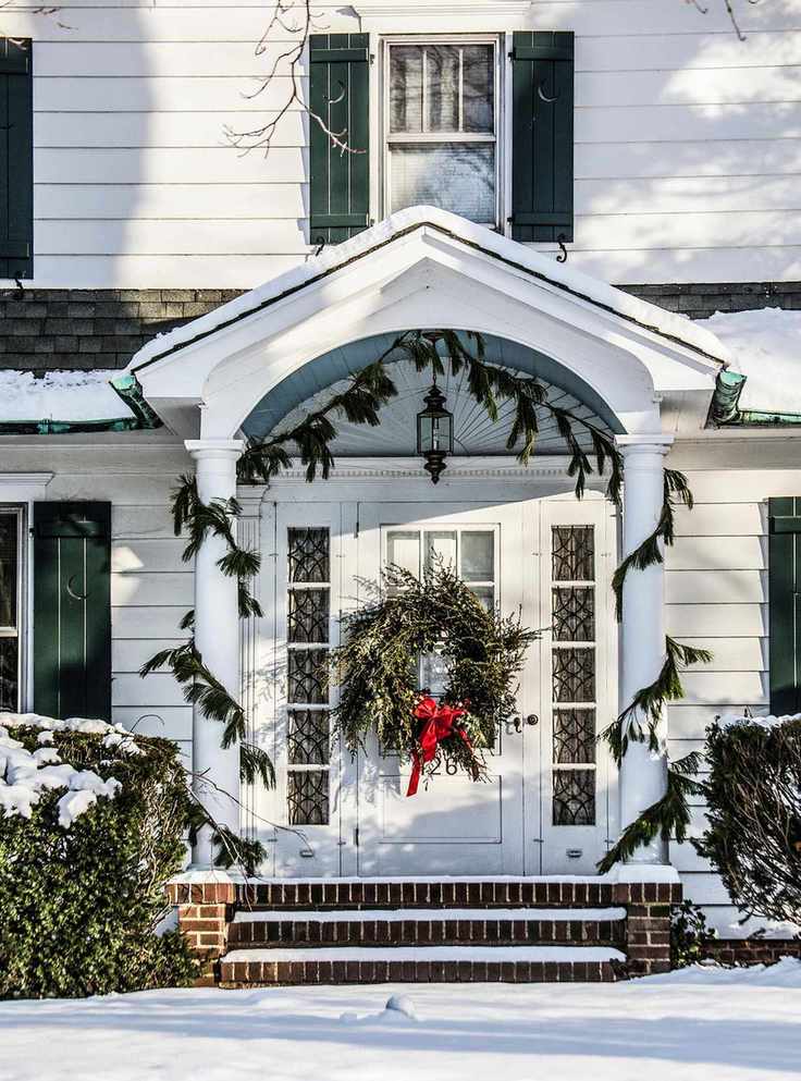 How to decorate a front door at Christmas