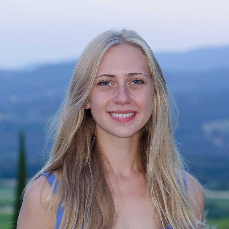 headshot of Summer Thompson