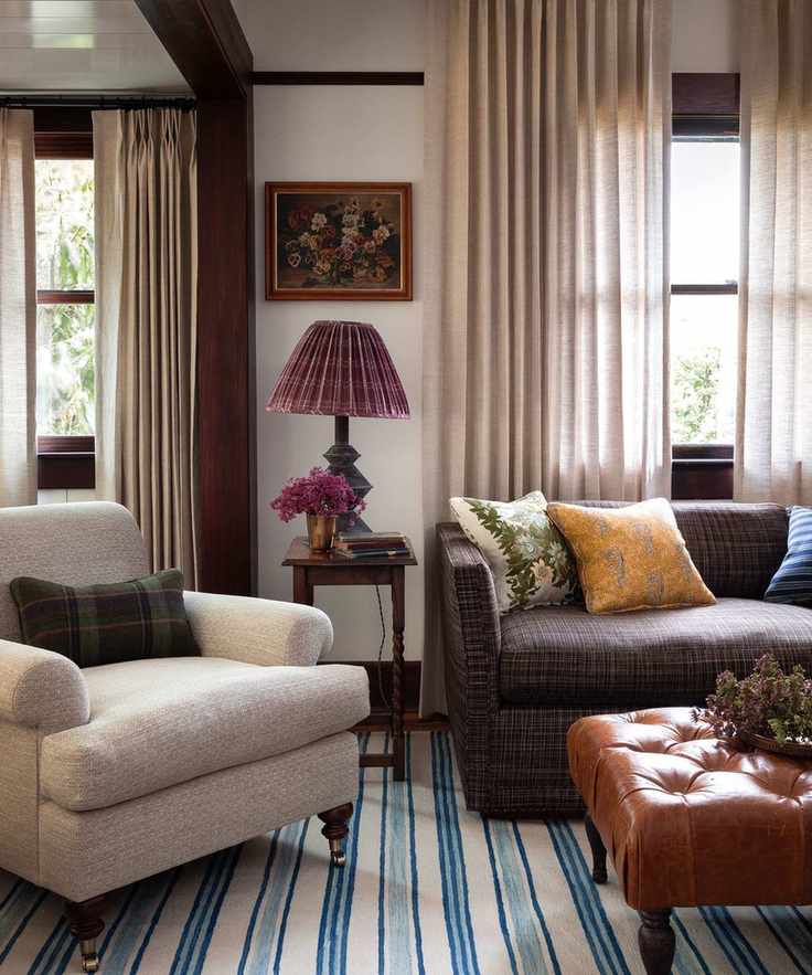 Chic living room with contrasting elements