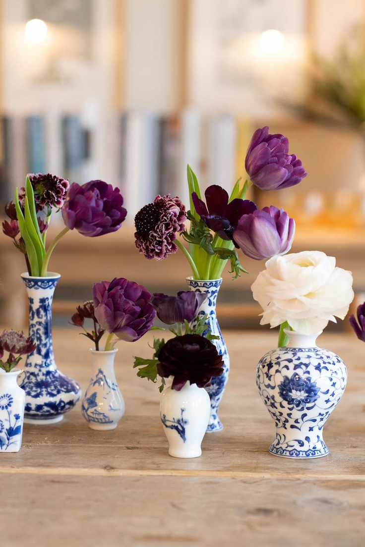 Chinoiserie bud vase floral display by Philippa Craddock