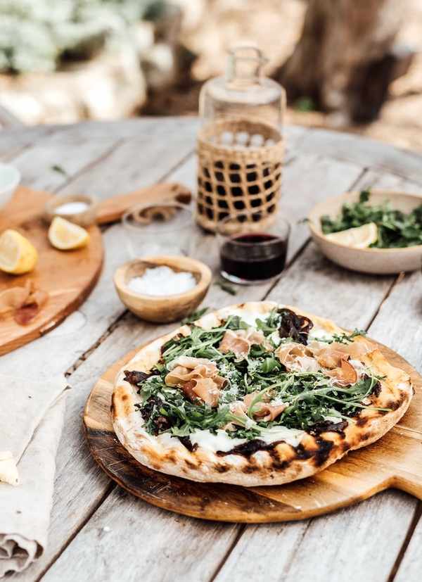 Caramelized Onion and Prosciutto Pizza with Arugula - how to grill a pizza
