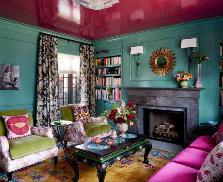 Living room with gloss ceiling