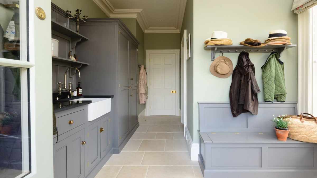 7 Expert Tips for a Clutter-Free Mudroom