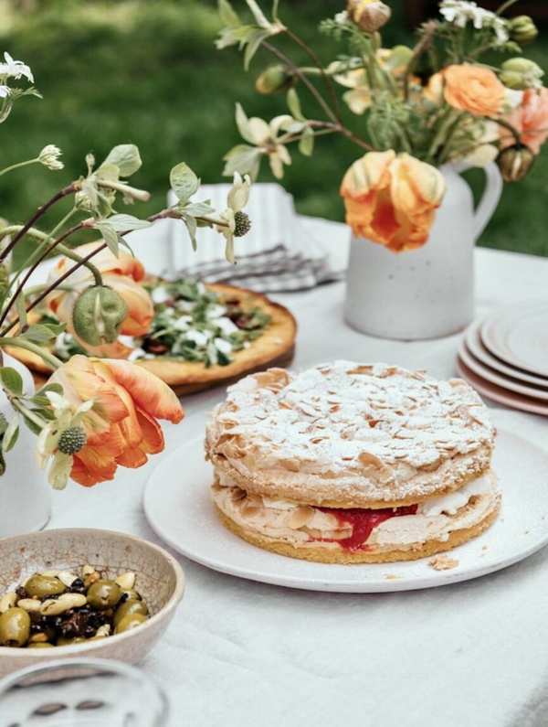rhubarb meringue cake