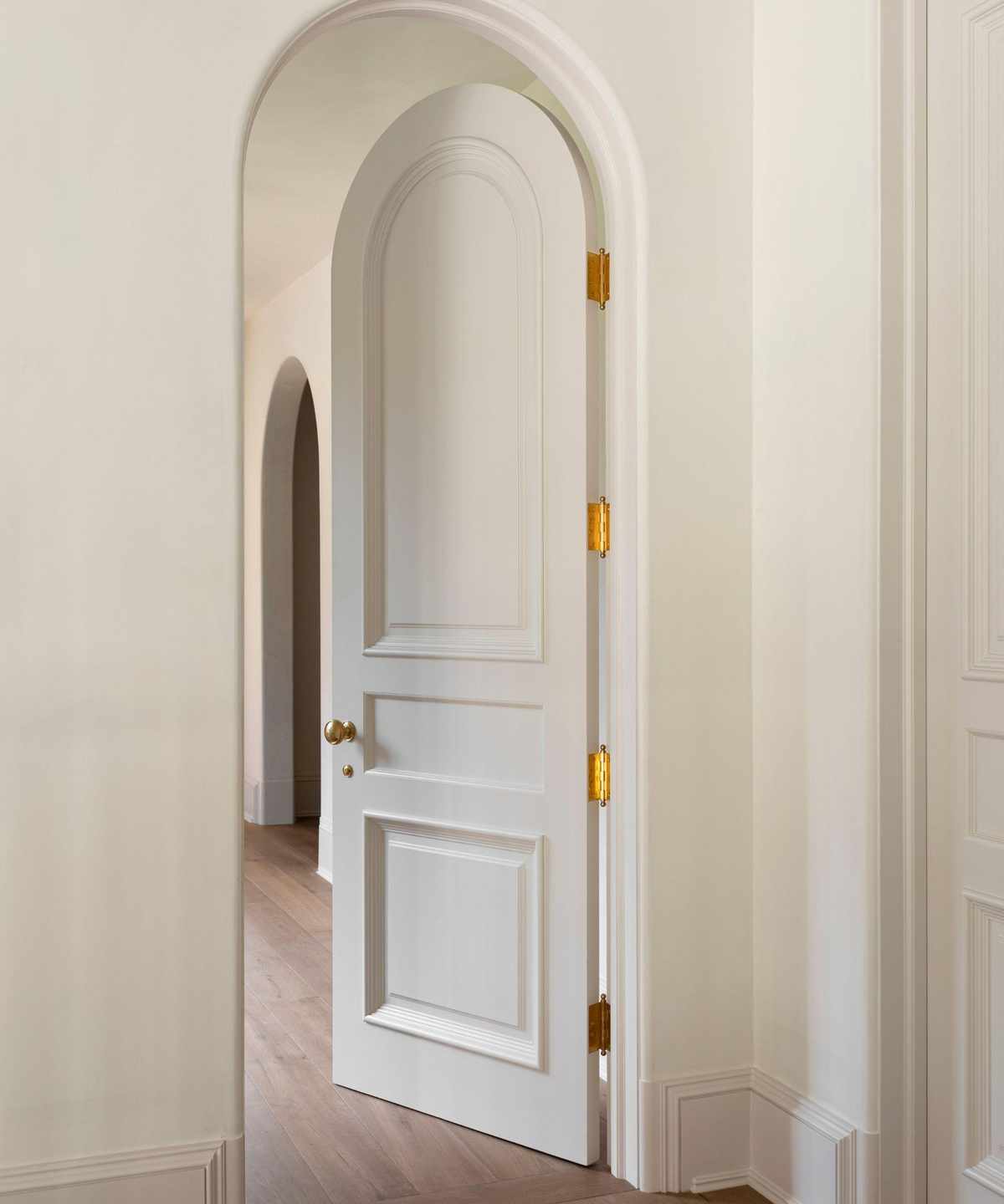 A light beige entryway painted in Drift of Mist.