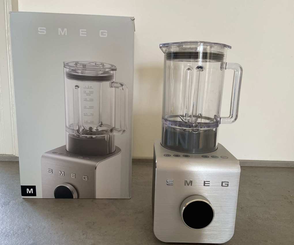 Smeg Professional Blender on the countertop