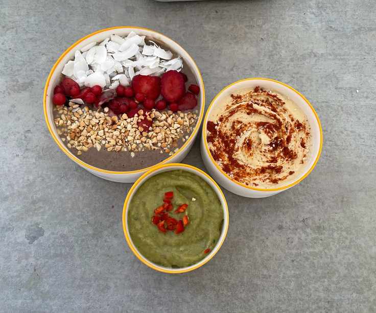 Smeg Professional Blender produce: a smoothie bowl, hummus, guacamole