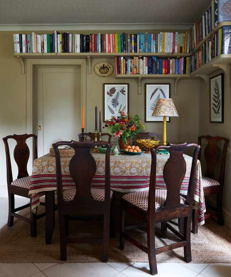 A cottage-style dining room with Biscuit painted walls and traditional furniture.