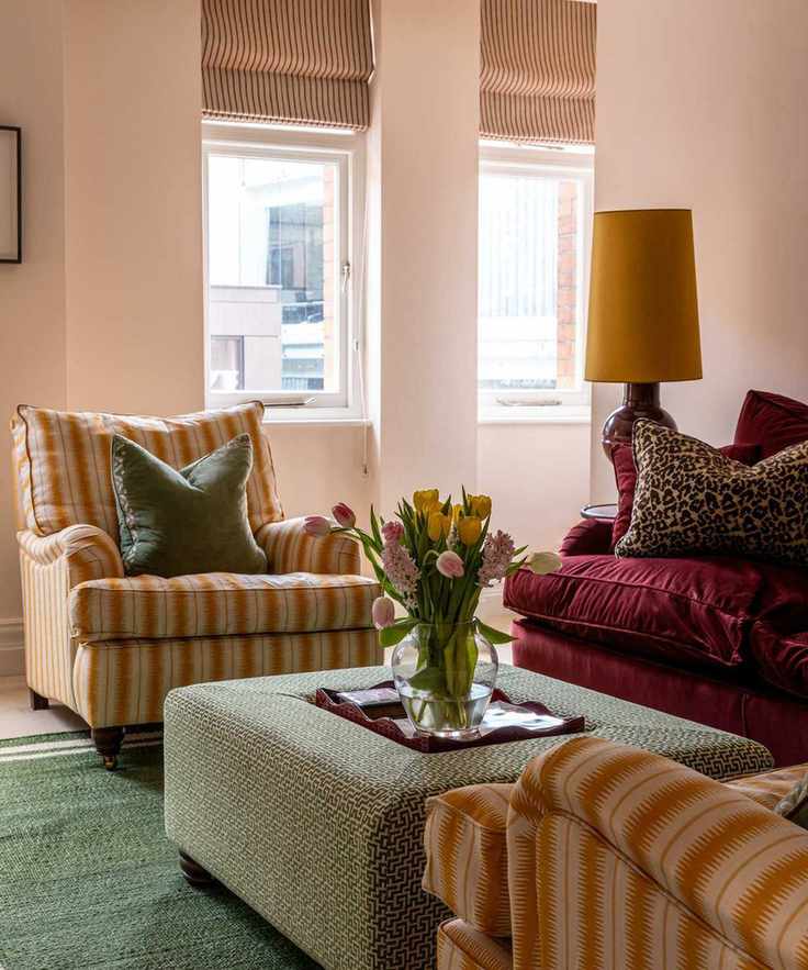 Living room with pink walls and green rug