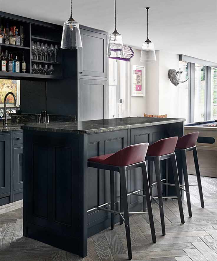 Grey kitchen ideas with black freestanding island