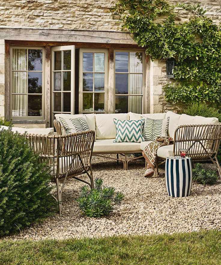 charming cottage garden-style gravel patio with outdoor seating