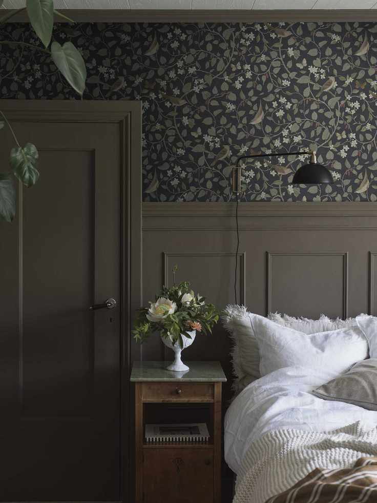 Dark floral borastapeter SÅNGFÅGLAR wallpaper in bedroom
