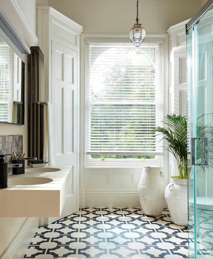 Venetian blind in a modern bathroom