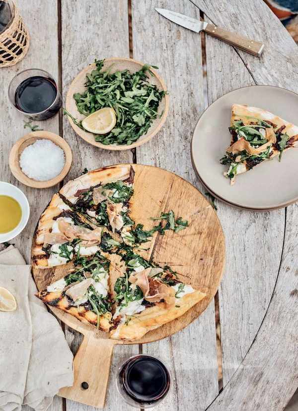 Caramelized Onion and Prosciutto Pizza with Arugula - how to grill a pizza